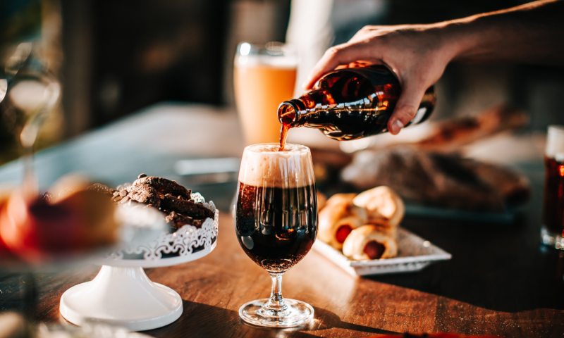 Nederlands bier inschenken